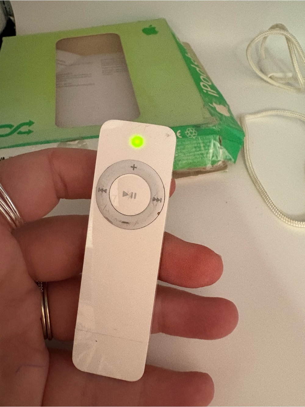 Apple White iPod‎ Shuffle (1st Gen) with White Lanyard Original Box Charges - Picture 5 of 6